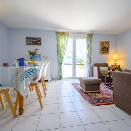 Well Placed With Courtyard 300m From Port Saint-Martin-de-Ré