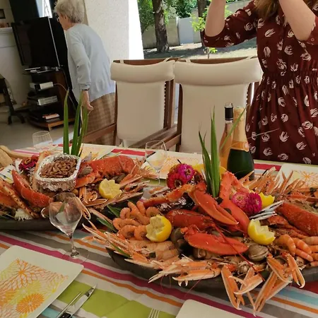 Vakantiehuis Well Placed With Courtyard 300m From Port