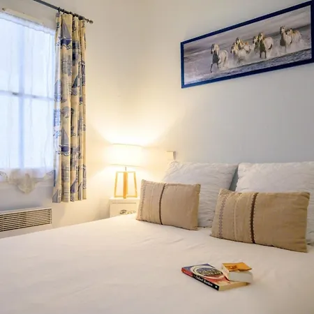 Vakantiehuis Well Placed With Courtyard 300m From Port *