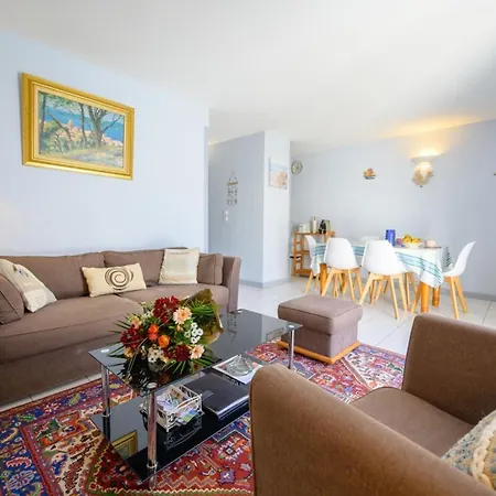 Well Placed With Courtyard 300m From Port *