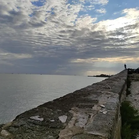 Well Placed With Courtyard 300m From Port *