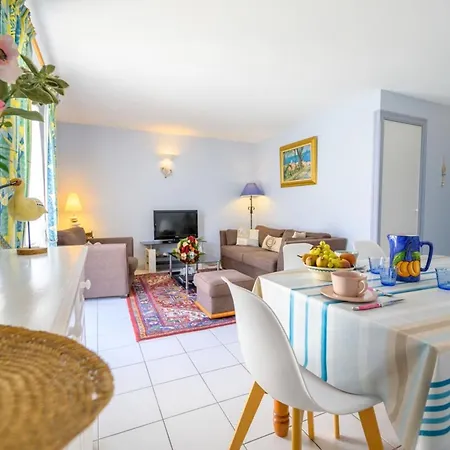 Well Placed With Courtyard 300m From Port Holiday home