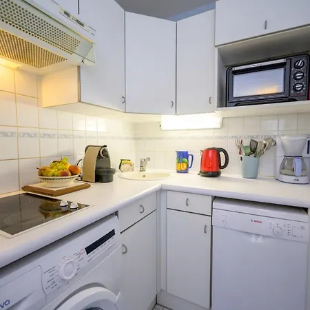 Vakantiehuis Well Placed With Courtyard 300m From Port